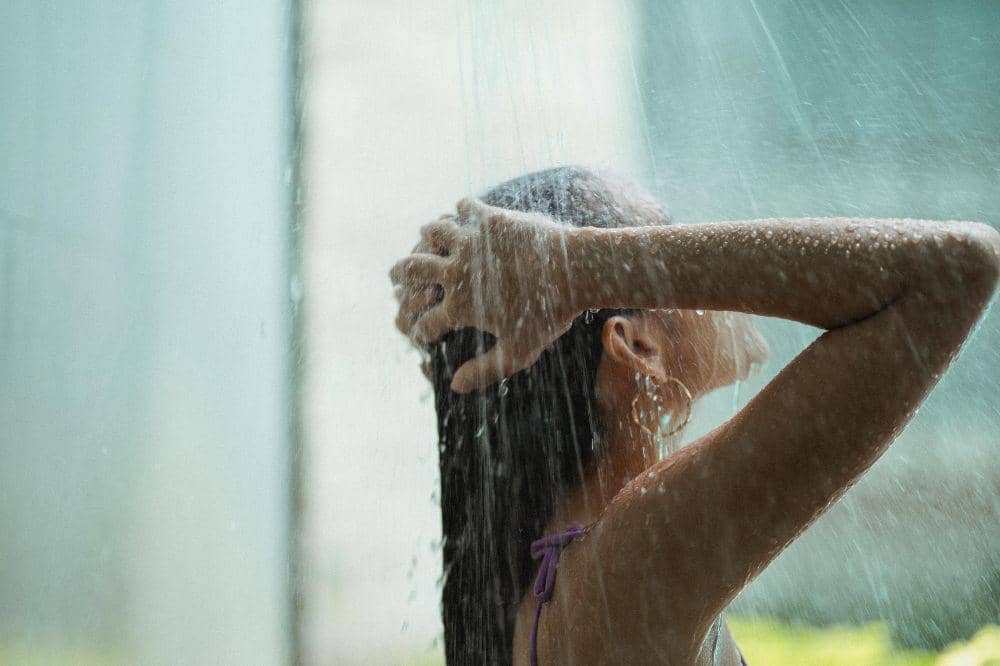 Anak sedang mandi