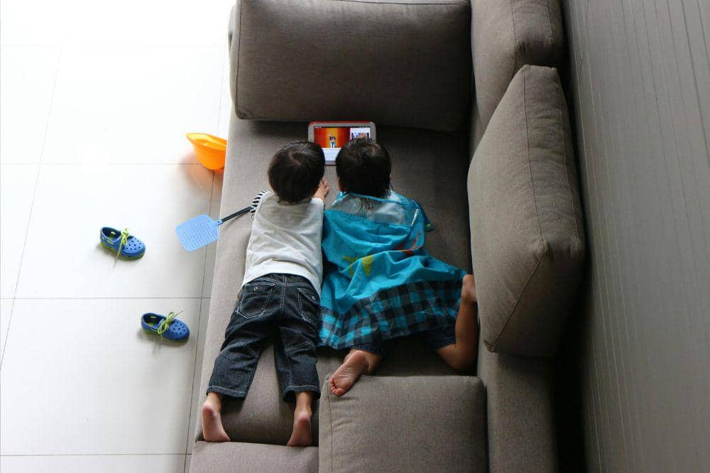 2 anak bermain tablet