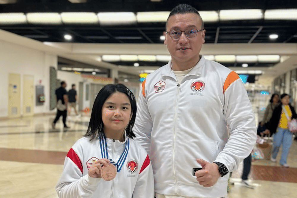  Hillary rooca berpose dengan medali 