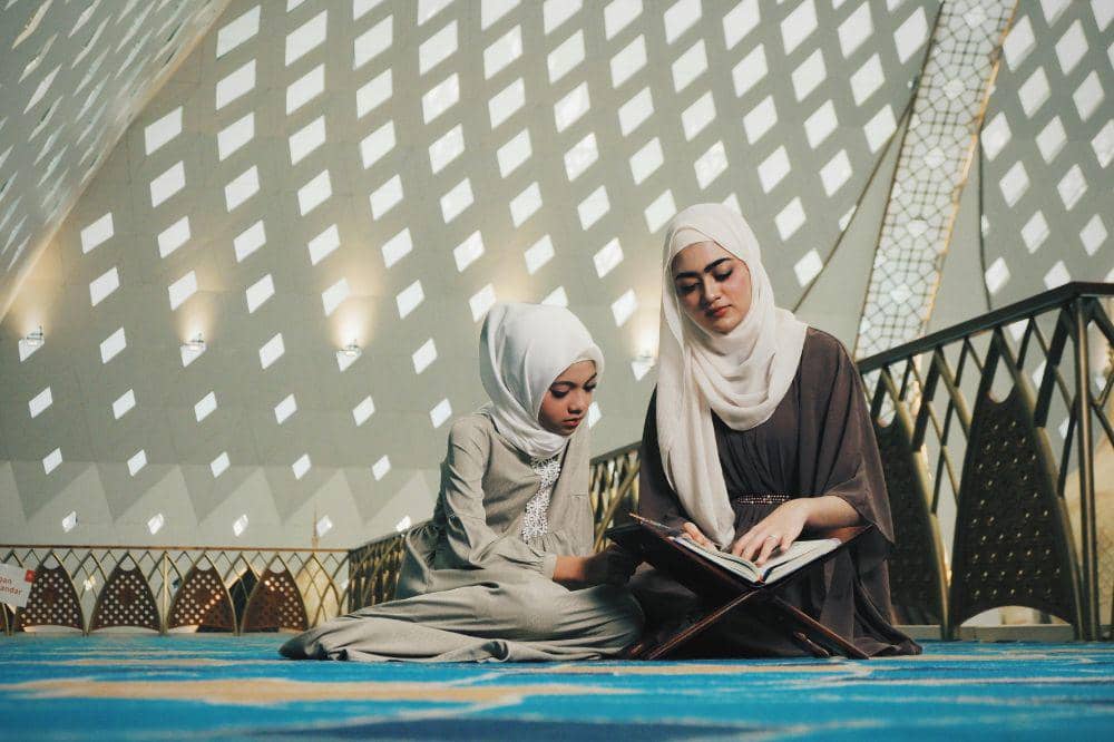 Mama dan anak membaca Al-Qur'an