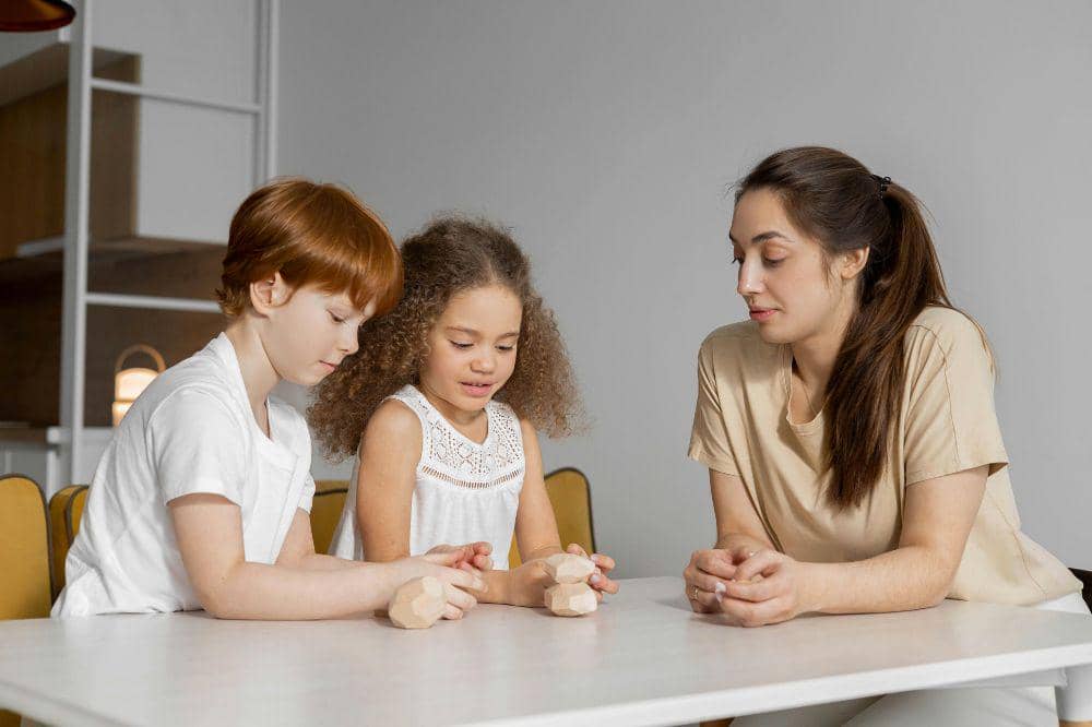 Anak berdiskusi dengan Mama