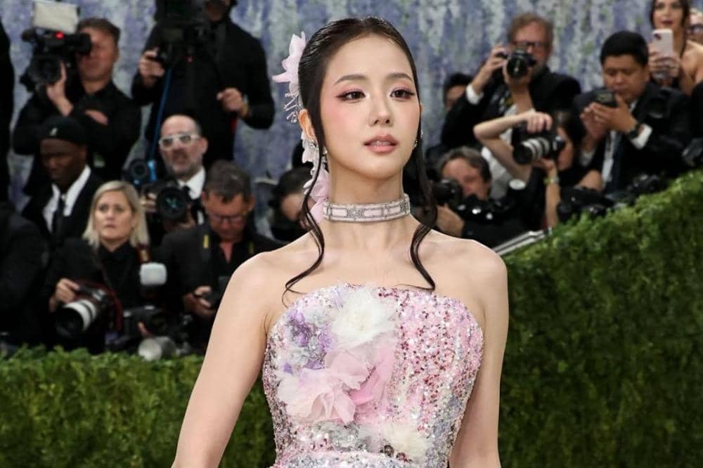 Gaya Jisoo Pakai Gaun Floral Dior saat Debut di Met Gala 2026, Menawan! 