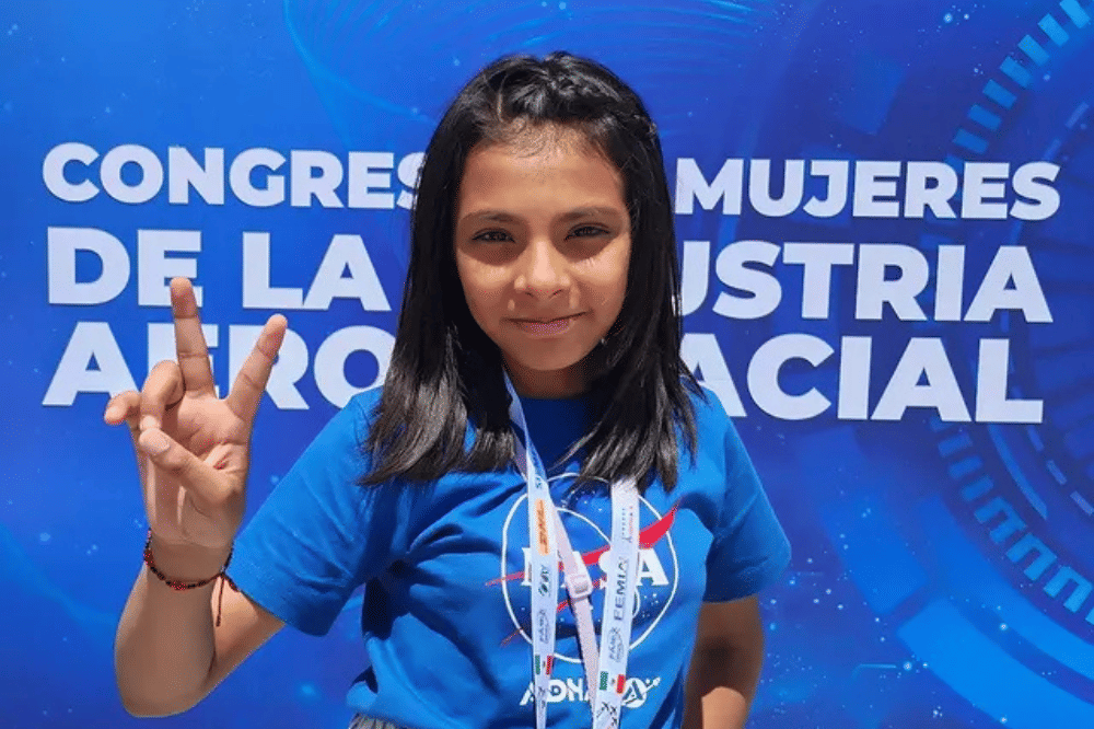 Adhara Sanchez berpose di depan kamera 
