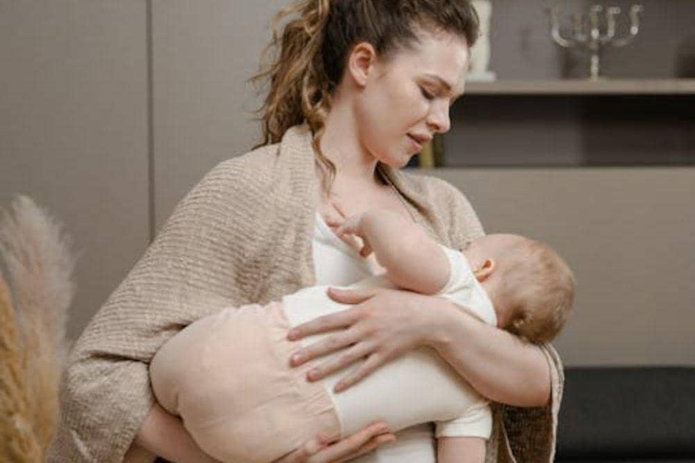 Hal yang Harus Dilakukan saat Bayi Menggigit Puting Ketika Menyusui 8.jpg