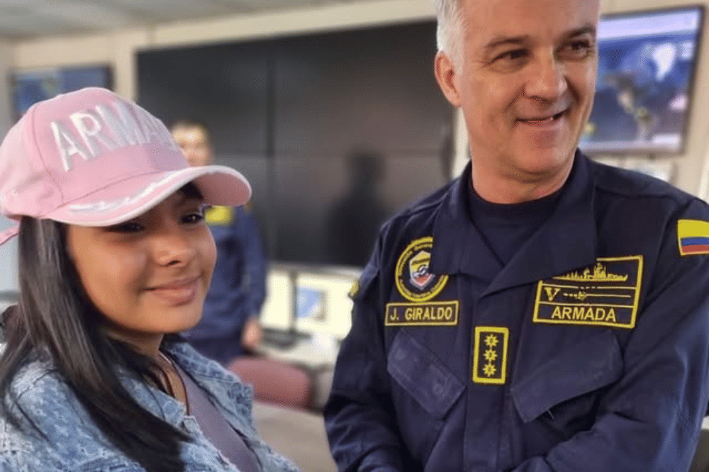 Adhara Perez berpose dengan seorang laki-laki