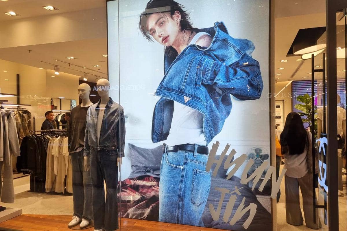 Hyunjin Stray Kids Tampil Serba Denim lewat Koleksi Spring Summer 2026