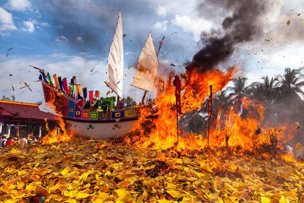 Bakar Tongkang dari Riau.jpg