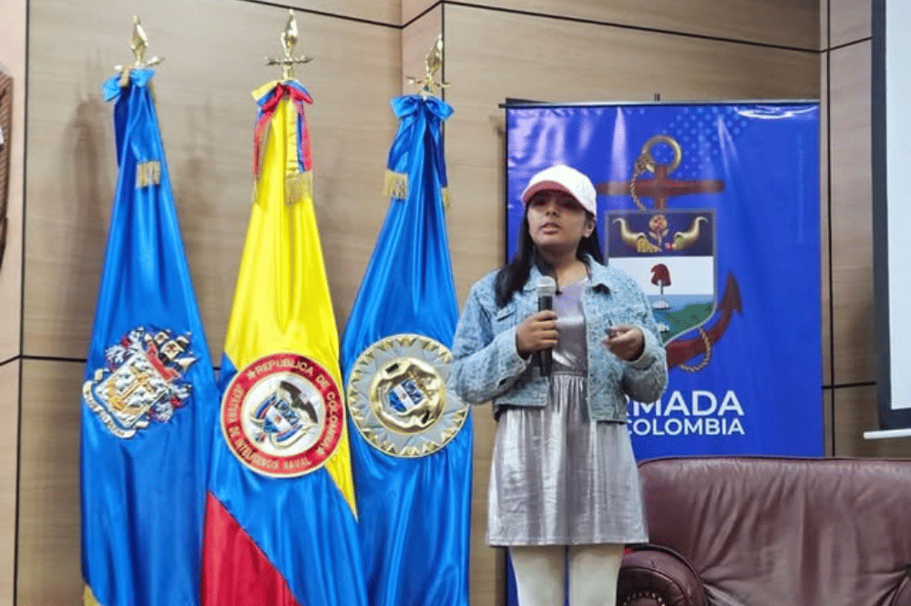 Akses Sanchez berbicara di atas panggung 