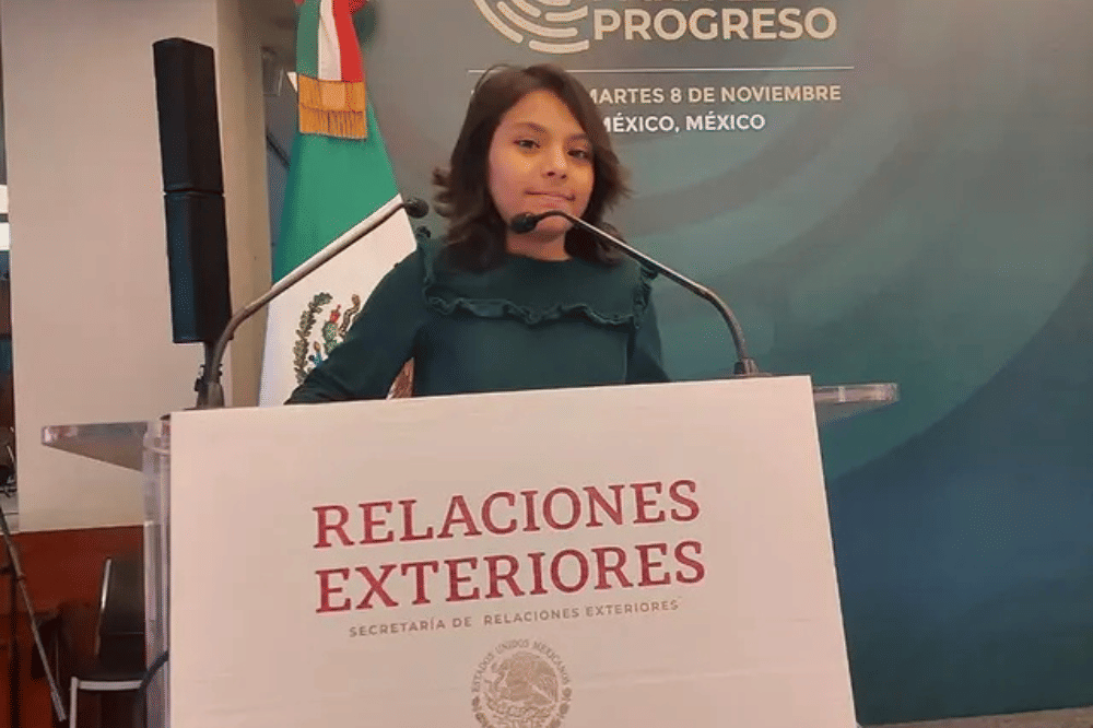 Adhara Sanchez berdiri di mimbar 