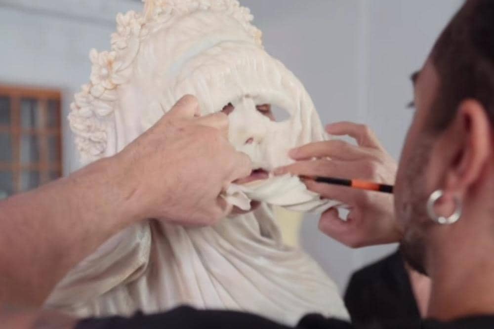 Gimana menurut kamu, apakah ini jadi penampilan paling totalitas dari Heidi Klum sepanjang sejarah Met Gala? Atau kamu punya favorit look He