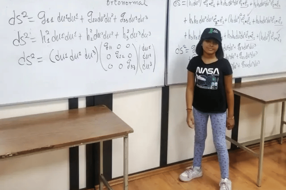 Adhara Sanchez berdiri di depan papan tulis