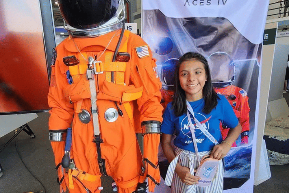Adhara Sanchez berpose dengan kostum astronot