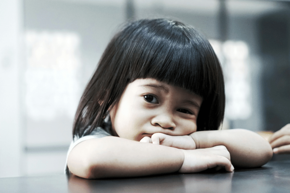 seorang anak perempuan terlihat bosan