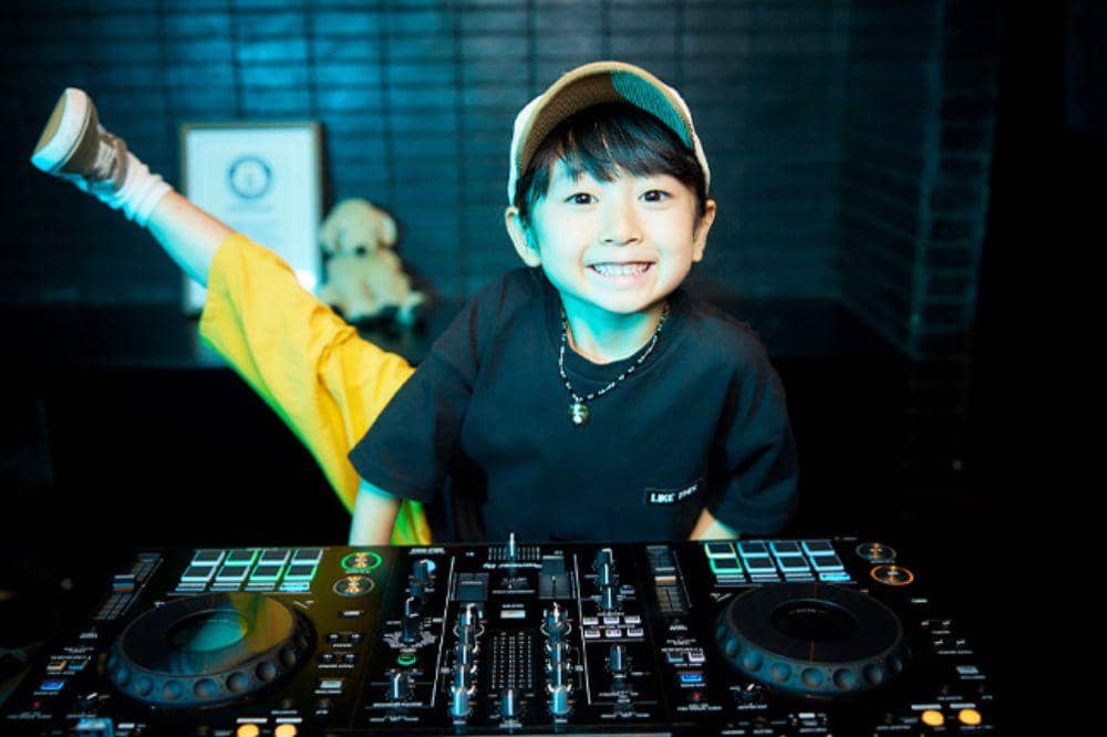 Jadi DJ Termuda di Usia 7 Tahun, Rinoka Berhasil Pecahkan 2 Rekor Dunia