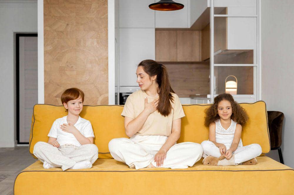 Mama mengajarkan anak untuk mengelola emosi