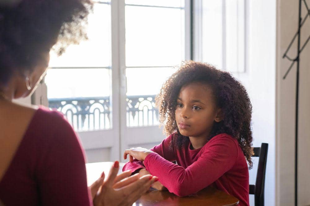 Mama mengajarkan anak untuk mengelola emosi