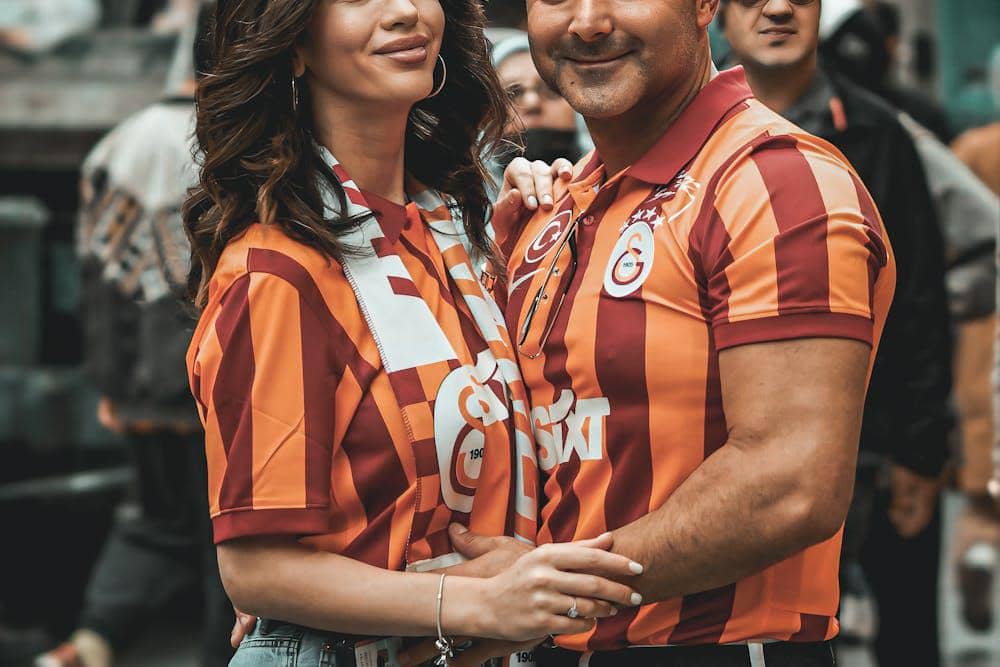 ilustrasi pasangan menonton Piala Dunia FIFA 2026