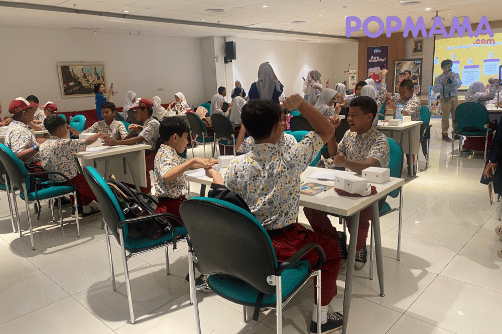 Murid-murid SD Angkasa bermain bersama 