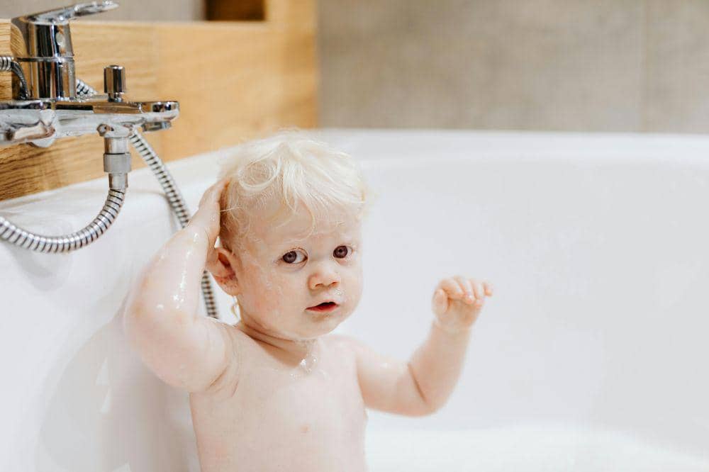 Anak sedang mandi
