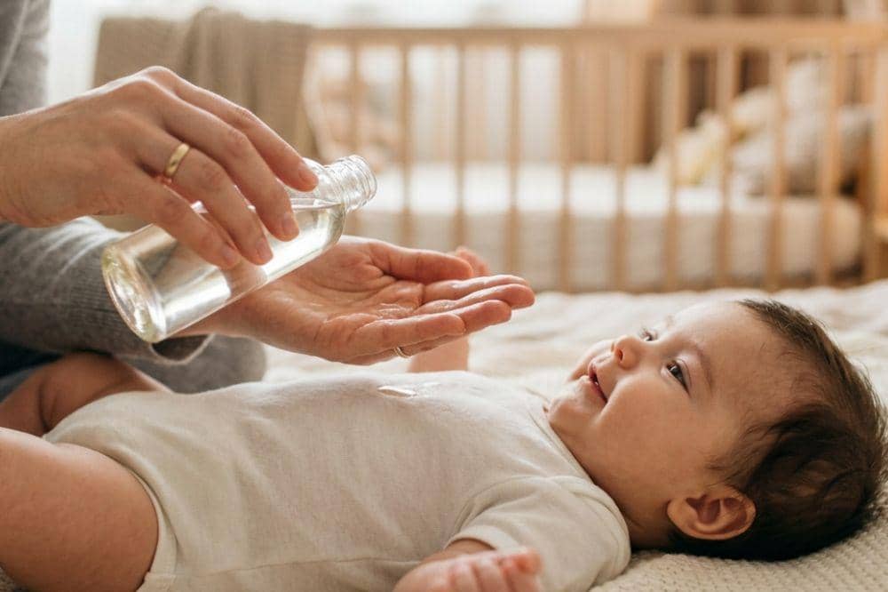 8 Cara Memilih Minyak Telon yang Aman untuk Bayi 