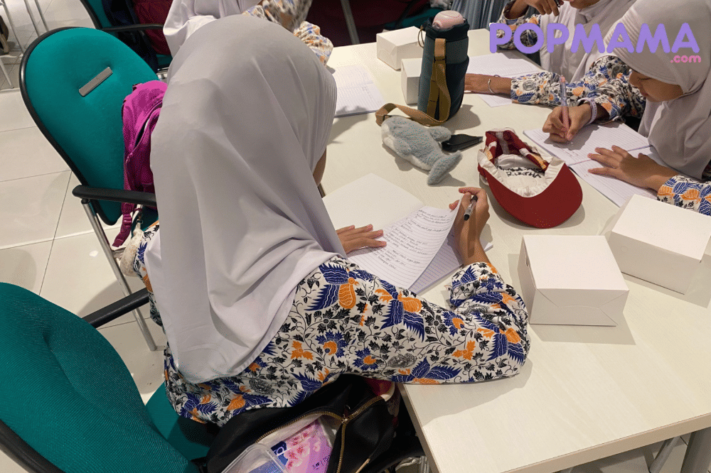 Murid SD Angkasa saat menulis cerpen 