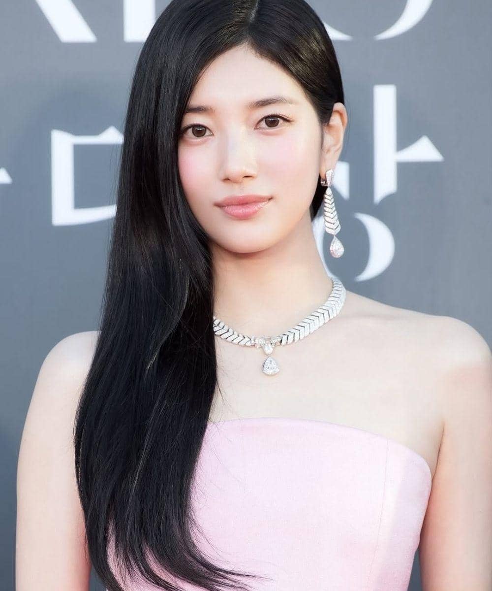 Detail Look Suzy & Yoona Pakai Gaun Kembar di Baeksang Arts Awards 2026 8.jpg