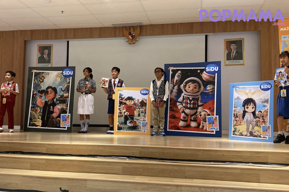 Para wartawan cilik berpose di samping sampul buku