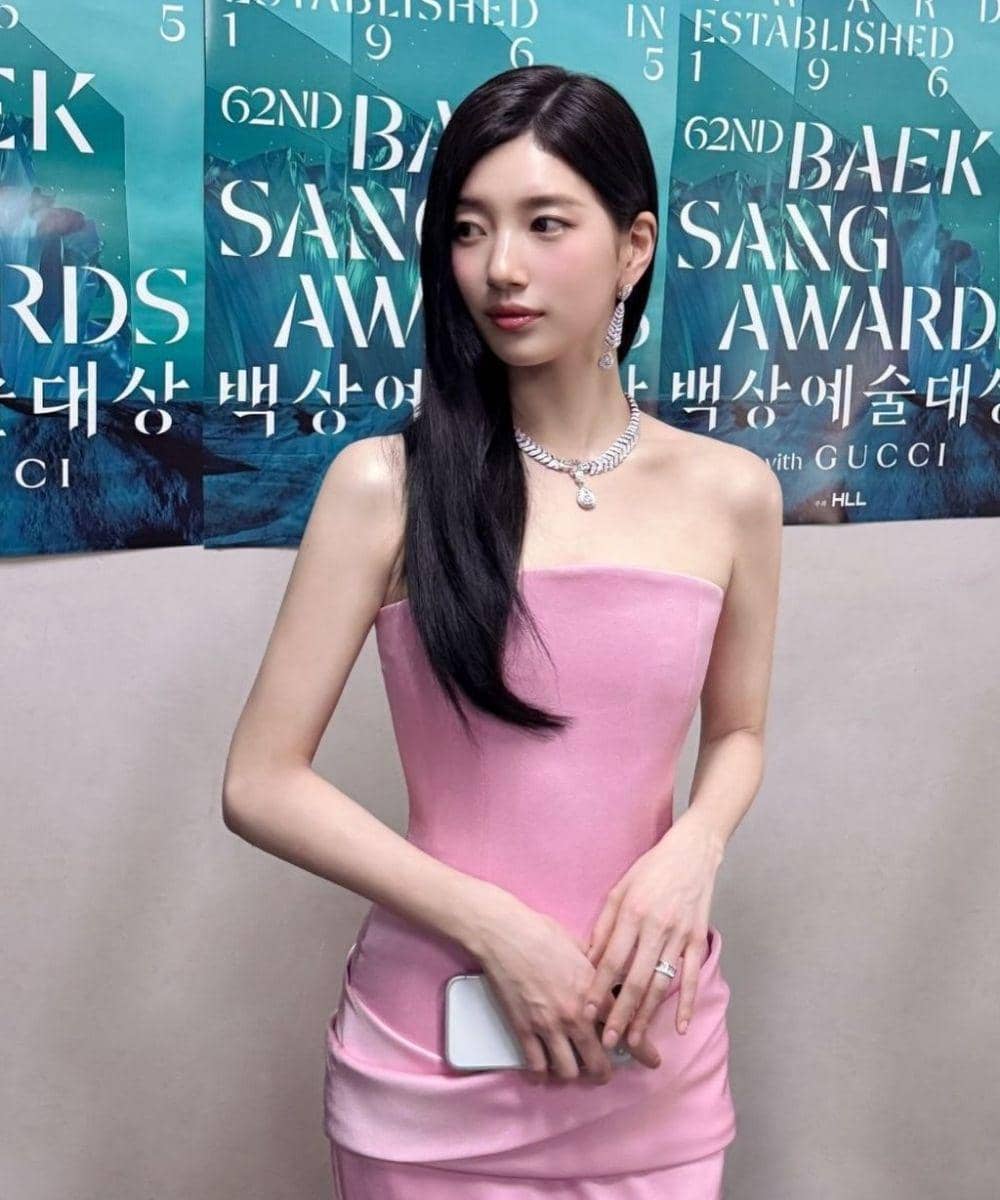 Detail Look Suzy & Yoona Pakai Gaun Kembar di Baeksang Arts Awards 2026 4.jpg