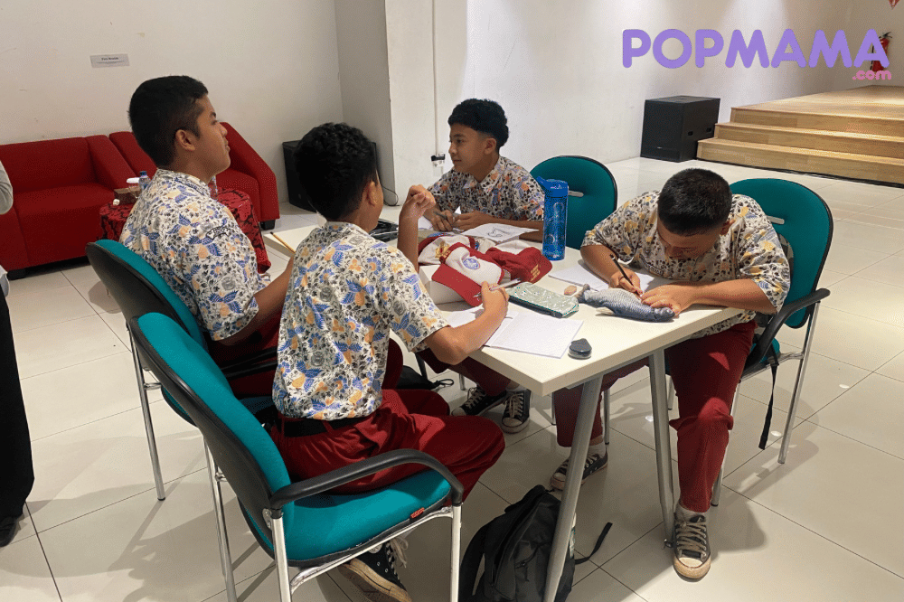 Murid-murid SD Angkasa saat menulis cerpen 