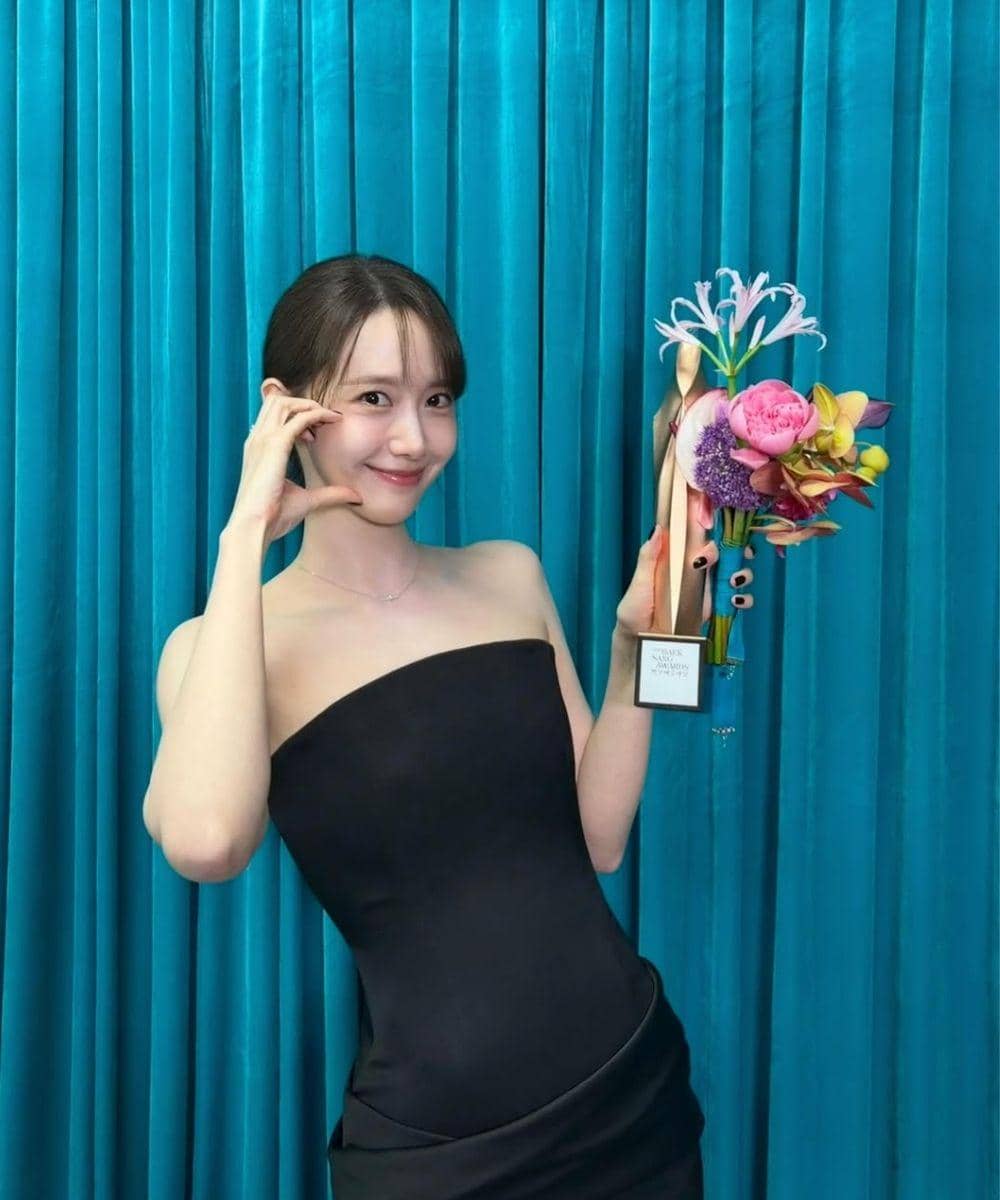 Detail Look Suzy & Yoona Pakai Gaun Kembar di Baeksang Arts Awards 2026 9.jpg