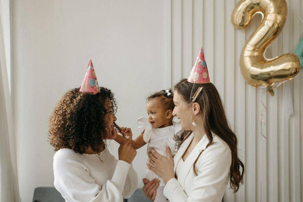 Mama dan anak bermain dengan tante