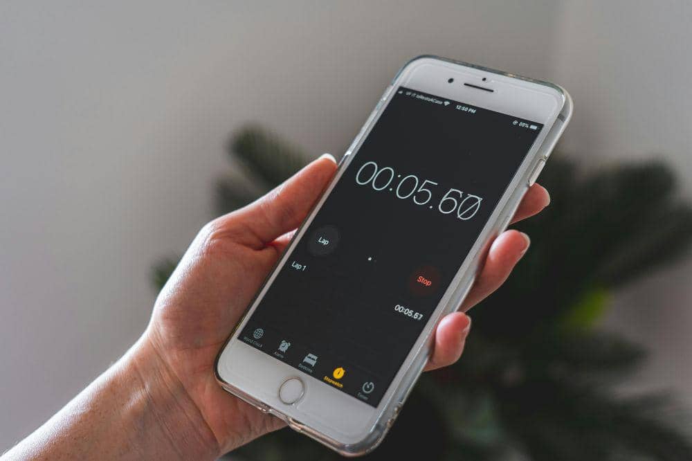 Mama mengatur timer untuk anak bergantian bermain