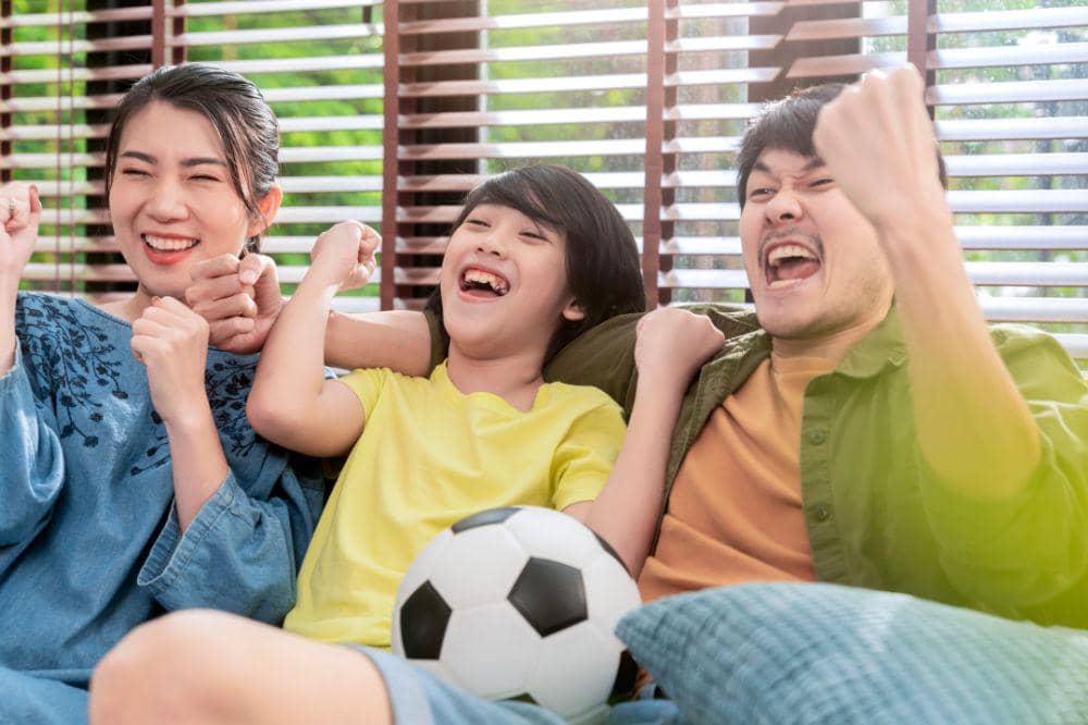 7 Manfaat Nonton Pertandingan Olahraga untuk Anak, Tingkatkan Family Time!