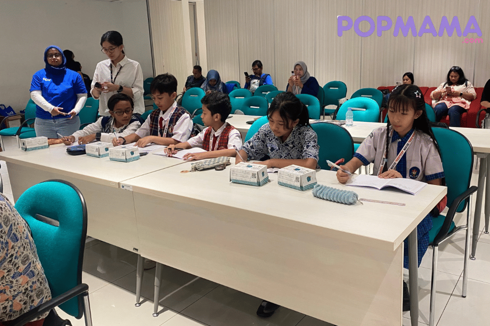 Para wartawan cilik saat menulis cerpen
