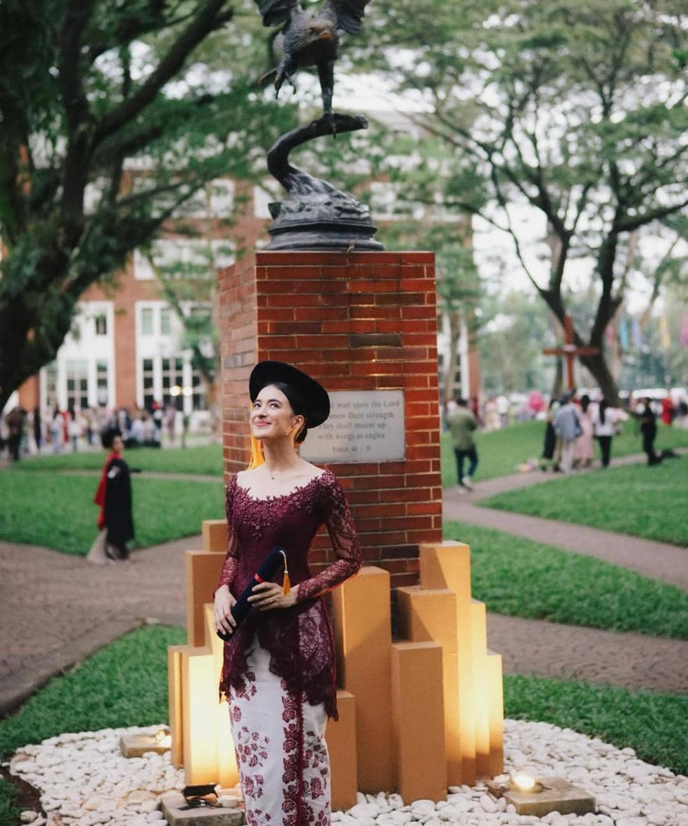 mawar de jongh wisuda 1.jpg