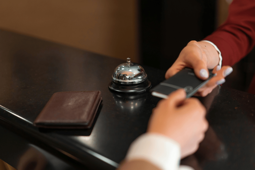Seseorang sedang mereservasi hotel 