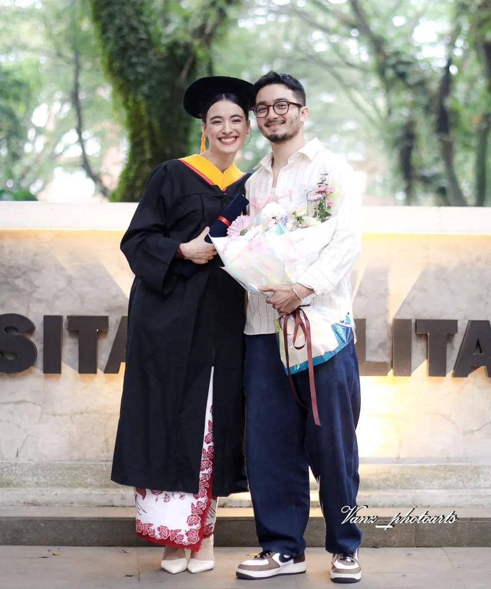 mawar de jongh wisuda 5.jpg