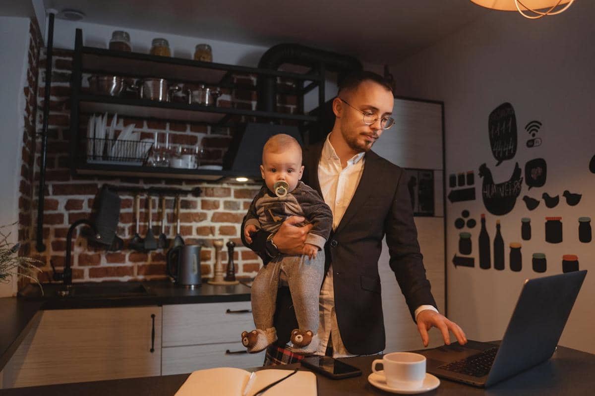 Apa Itu Dad Burnout? Kenali Tanda dan Cara Mengatasinya