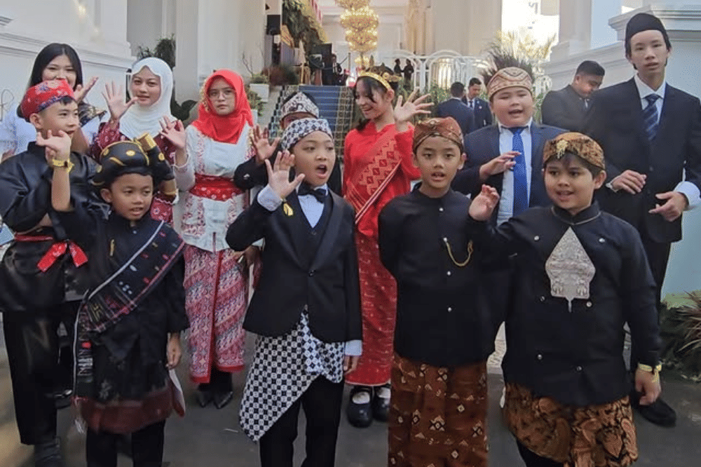 Prama mengenakan pakaian daerah saat hari kemerdekaan 