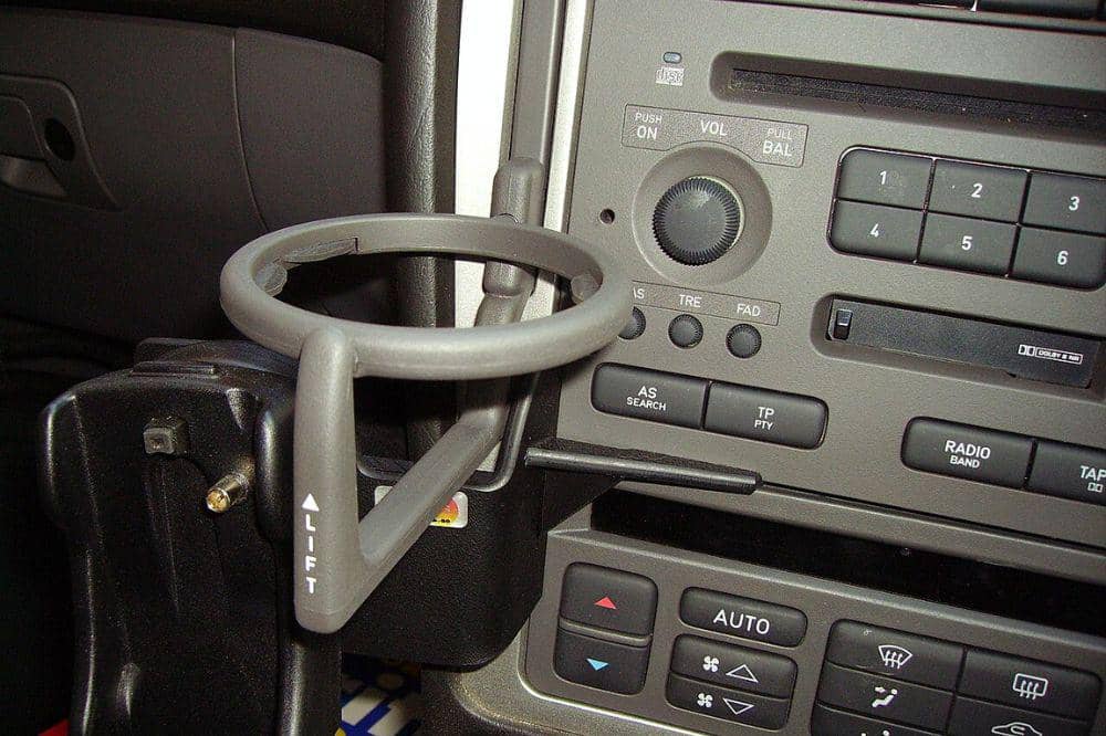 Aksesoris Mobil yang Membahayakan Saat Berkendara 10.jpg