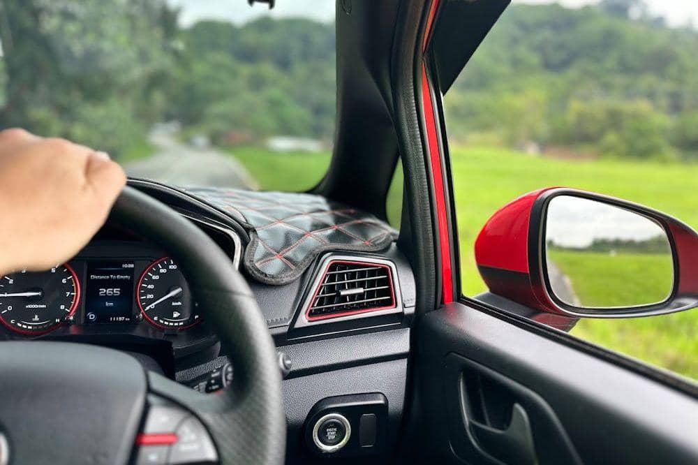 Aksesoris Mobil yang Membahayakan Saat Berkendara 3.jpg