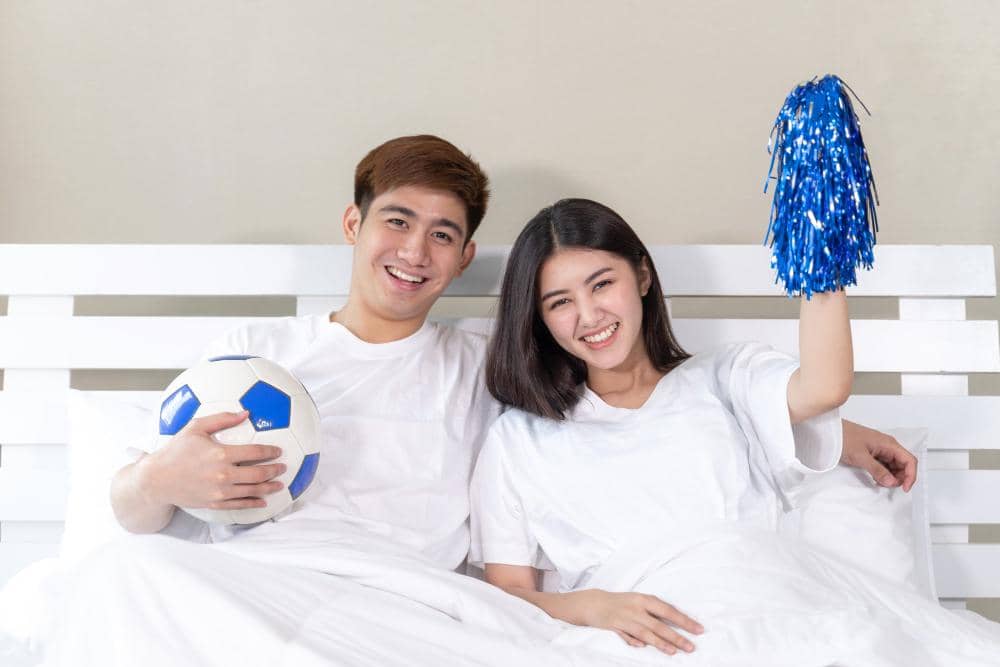 7 Tips Istri Menemani Suami Nonton Bola FIFA World Cup 2026