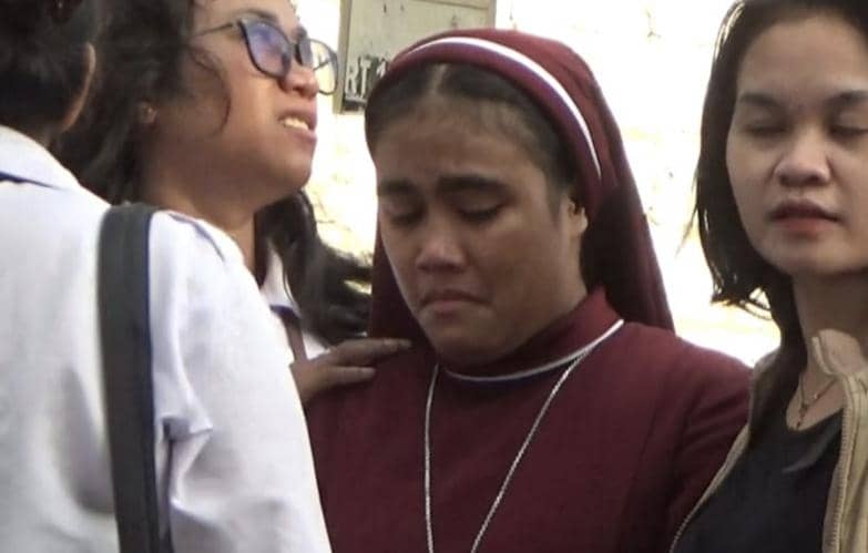 Sadar upaya penanganan tidak membuahkan hasil, Suster Marisa segera berteriak memerintahkan seluruh anak-anak untuk lari menyelamatkan diri. 