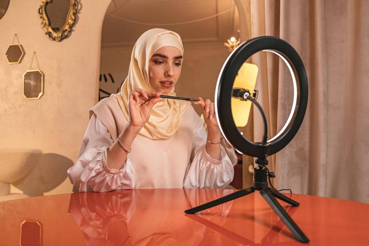 Manfaatkan cahaya alami atau tambahkan ring light