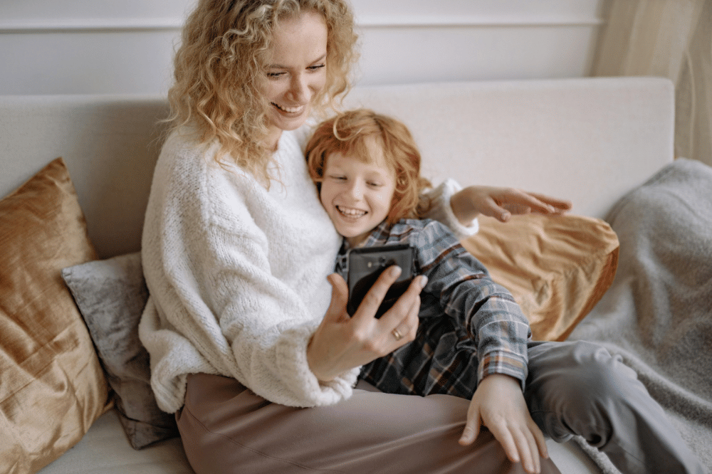 mama dan sang anak sedang bermain handphone