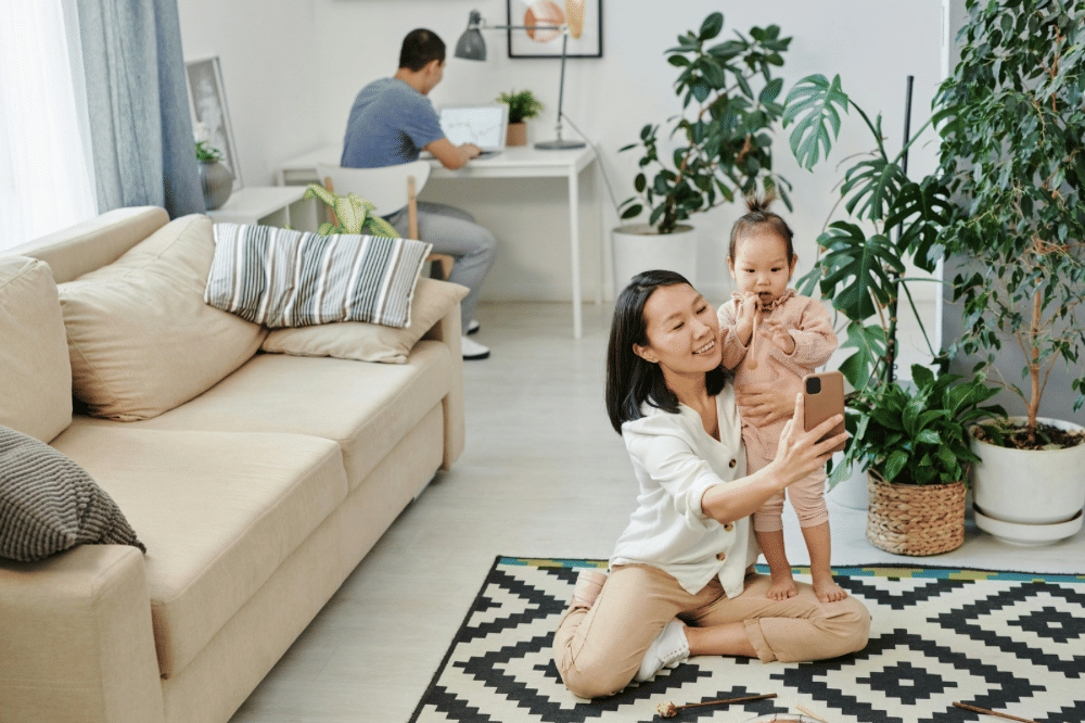 maam sedang memotret sang anak