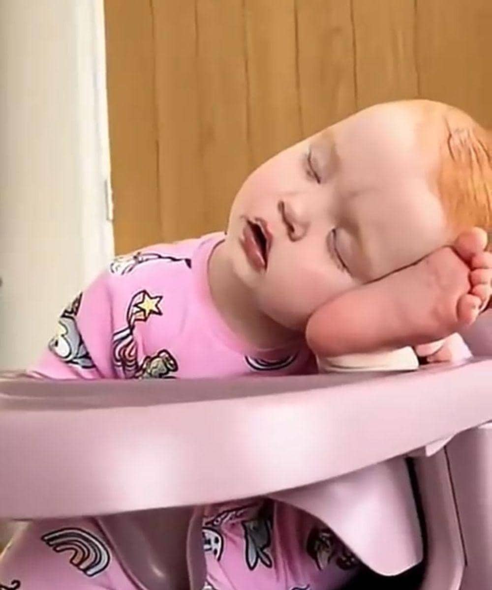 Tidur di kursi makan dengan kaki menyentuh wajah