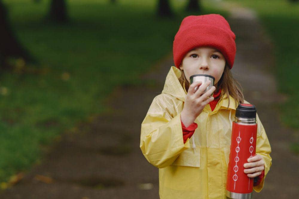 anak bermain tutup botol