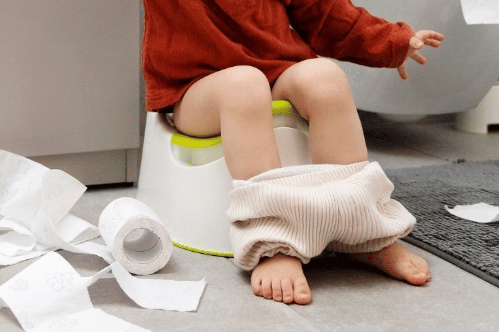 Seorang anak sedang buang air besar 