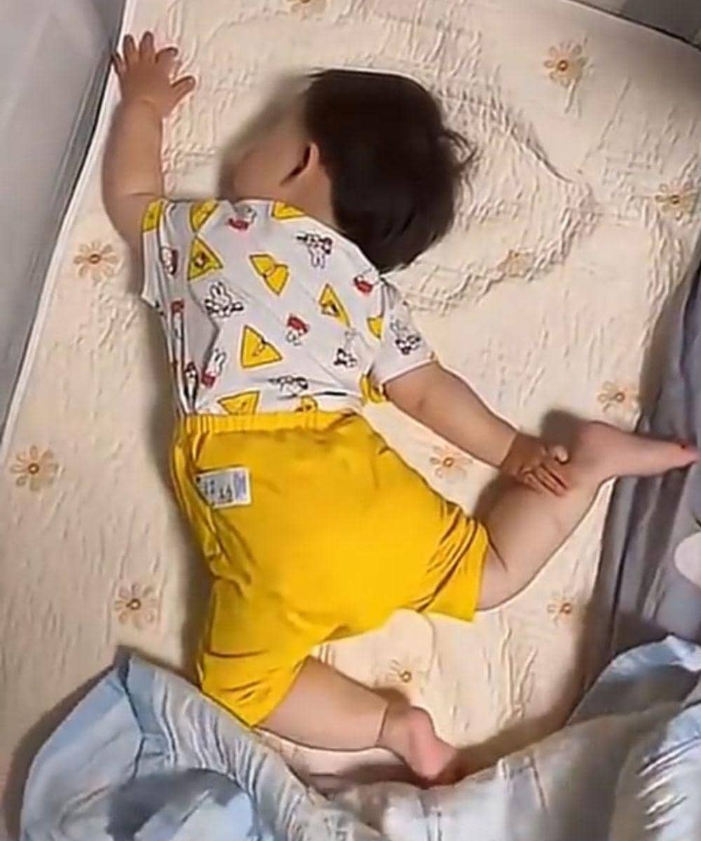 Posisi tengkurap dengan tangan menggapai kaki